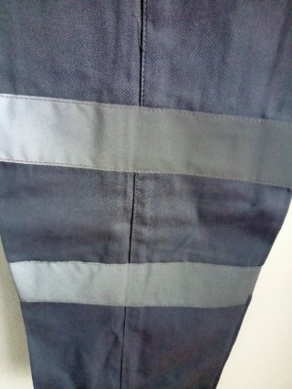Pantalón de trabajo gris con reflectantes