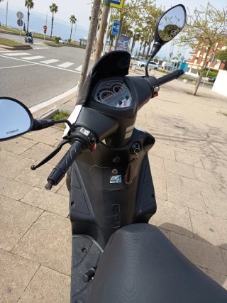 Kymco Agility City 125cc Scooter Negra/Blanca