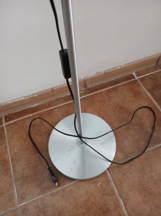 Lámpara de pie plateada