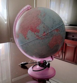 Globo terráqueo decorativo rosa