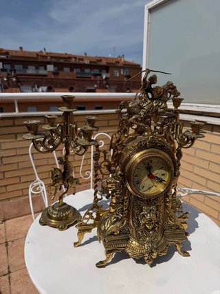 Juego 2 candelabros y reloj de bronce
