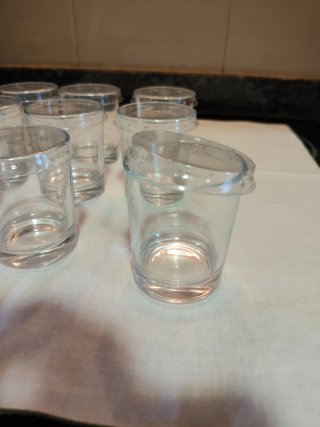 Piccoli bicchieri di vetro per dessert individuali