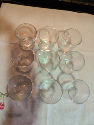 Piccoli bicchieri di vetro per dessert individuali