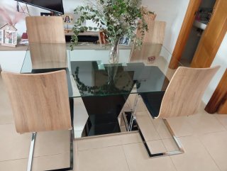 Mesa de comedor de cristal y madera