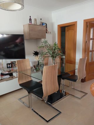 Mesa de comedor de cristal y madera