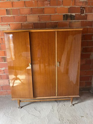 Armario antiguo de madera