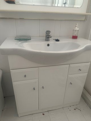 Mueble de baño con lavabo y espejo