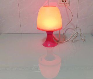 Lámpara de mesilla LED rosa