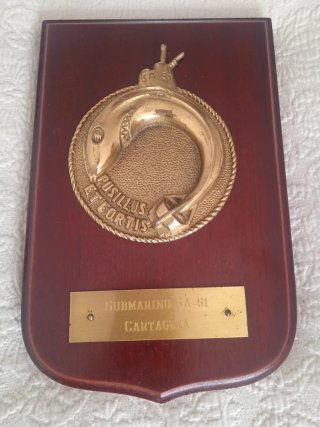 Metopa de bronce con escudo naval