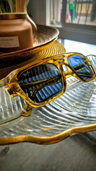 Gafas de sol Ray-Ban doradas y marrones