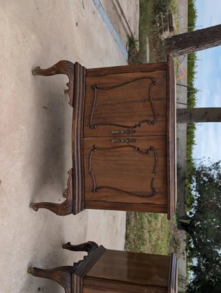 Mesita de noche antigua de madera