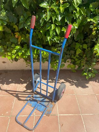 Carro de transporte azul con ruedas