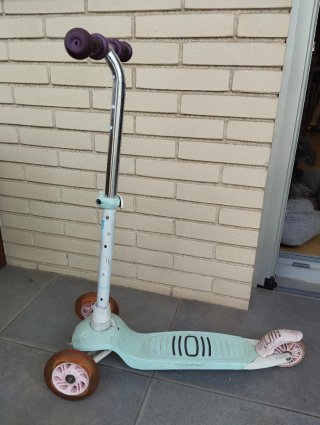 Bicicleta infantil con cesta y patinete con luces