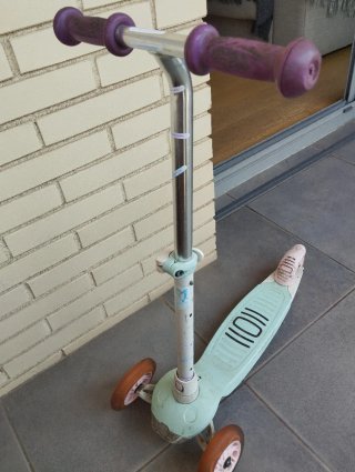 Bicicleta infantil con cesta y patinete con luces