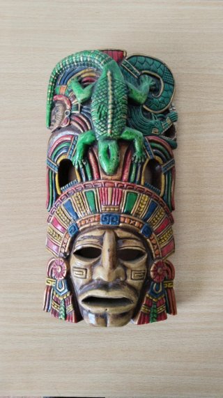 Máscara Maya Decorativa con Lagarto
