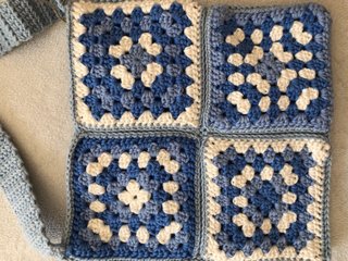 Borsa uncinetto granny blu e bianca