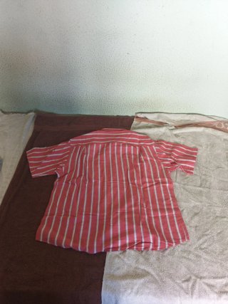 Camisa de rayas rojas y blancas
