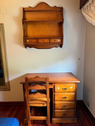 Escritorio madera maciza con estantería y silla