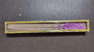 Abanico de madera calada con borla