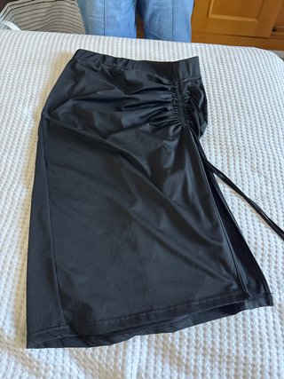 Falda negra con fruncido y cordón