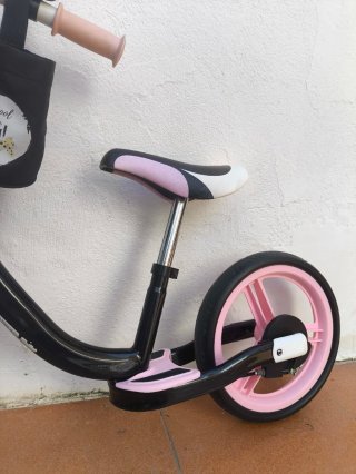 Bicicleta Kinderkraft sin pedales blanca y negra