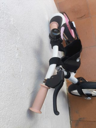 Bicicleta Kinderkraft sin pedales blanca y negra