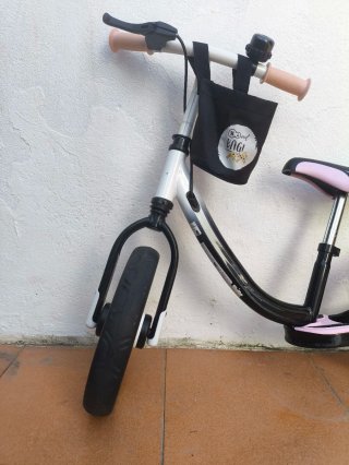 Bicicleta Kinderkraft sin pedales blanca y negra
