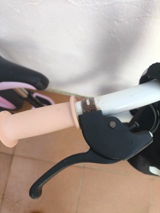 Bicicleta Kinderkraft sin pedales blanca y negra