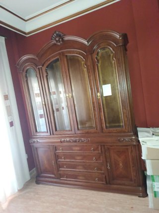 Mueble de salón. Vitrina de madera y cristal