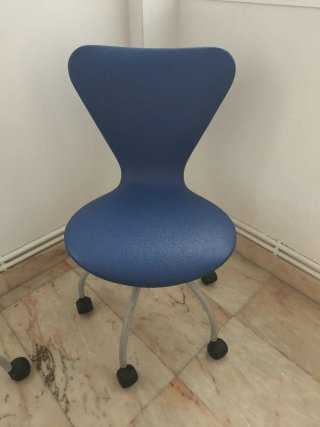 Dos Sillas de escritorio con ruedas