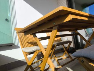Mesa y sillas de terraza de madera