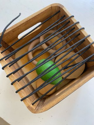 Juguete de madera con aros y huevo