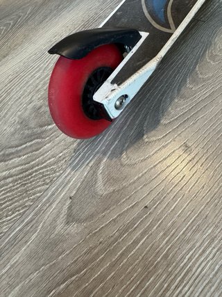 Patinete infantil diseño de tiburón marca NOKAIC