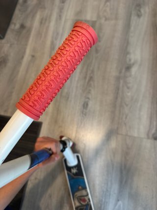 Patinete infantil diseño de tiburón marca NOKAIC