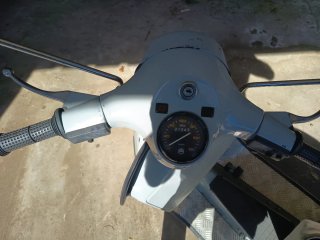 Vespa Scooter Gris y Blanco