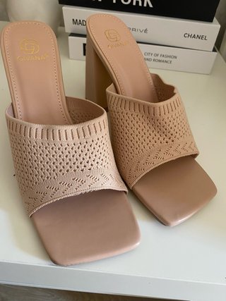 Sandalias Beige Tacón Grueso Malla