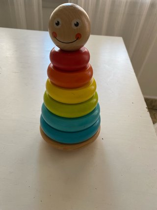 Juguete de madera apilable con cara sonriente