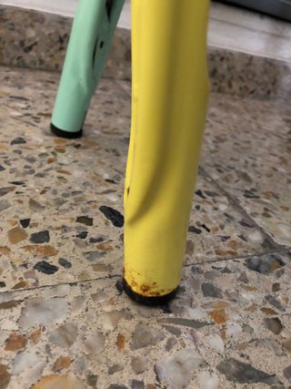Taburetes metálicos color amarillo y verde azulado