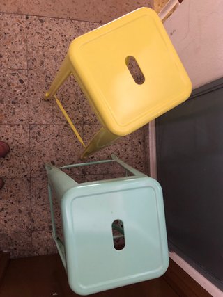 Taburetes metálicos color amarillo y verde azulado