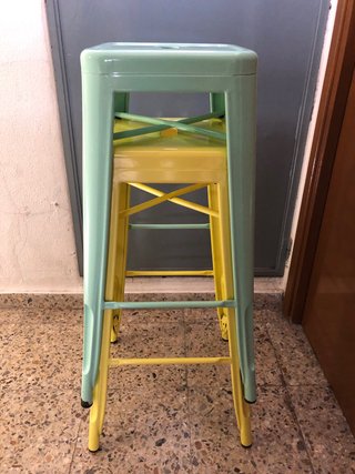 Taburetes metálicos color amarillo y verde azulado