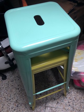 Taburetes metálicos color amarillo y verde azulado