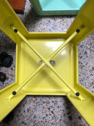 Taburetes metálicos color amarillo y verde azulado