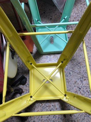 Taburetes metálicos color amarillo y verde azulado