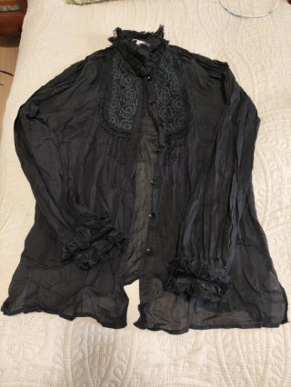 Blusa negra con encaje y volantes