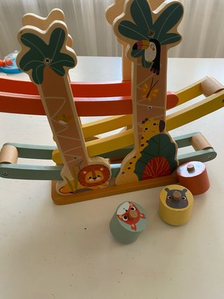 Juguete de madera con animales