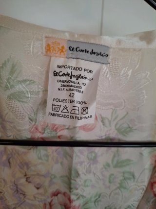 Batas de casa floral y blanca