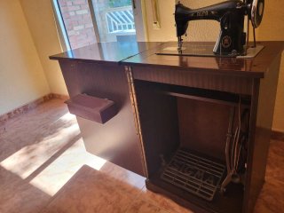 Máquina de coser Alfa antigua con mueble