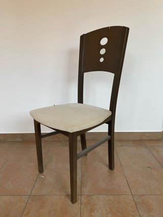 Juego de mesa extensible y seis sillas.