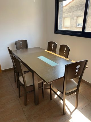 Juego de mesa extensible y seis sillas.