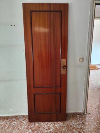 Puertas madera lisa con manilla dorada